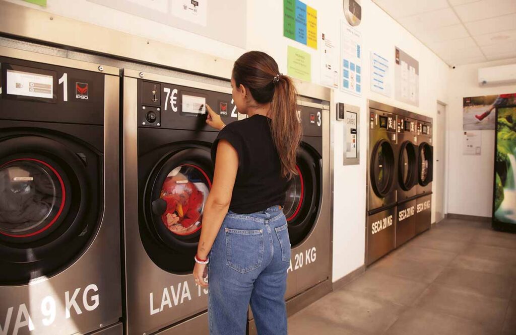 clienta en lavanderia-ecologica Laveco en Montijo Badajoz